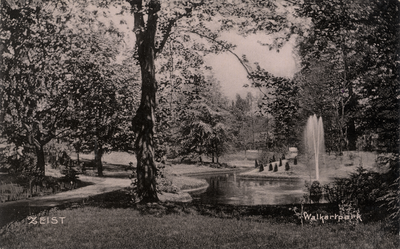 16216 Gezicht in het Walkartpark met vijver en fontein en gemengde bomen en struiken te Zeist uit het zuidwesten.